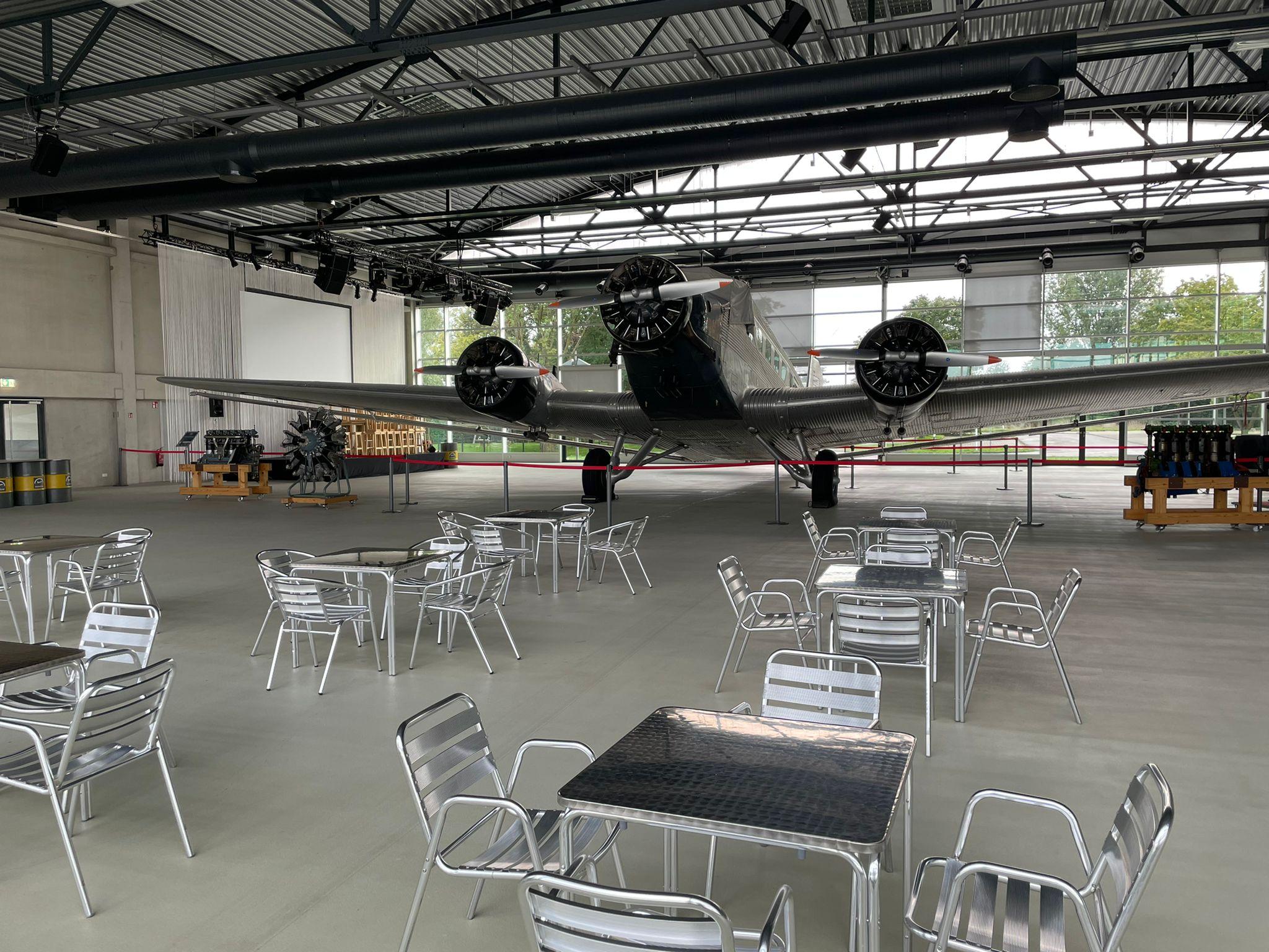 Unsere Ju52 (Kennzeichen HB-HOY) und der Hangar warten auf Euch