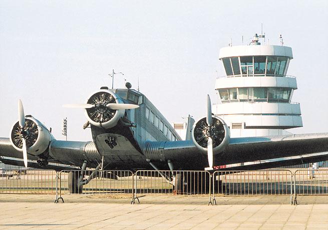 021. CASA 352 (D-CIAK) Besucherterrasse, Flughafen Düsseldorf, 1990