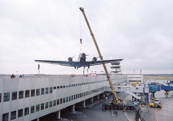 023. CASA 352 (D-CIAK) auf dem Weg zur Restaurierung, Flughafen Düsseldorf, 1991