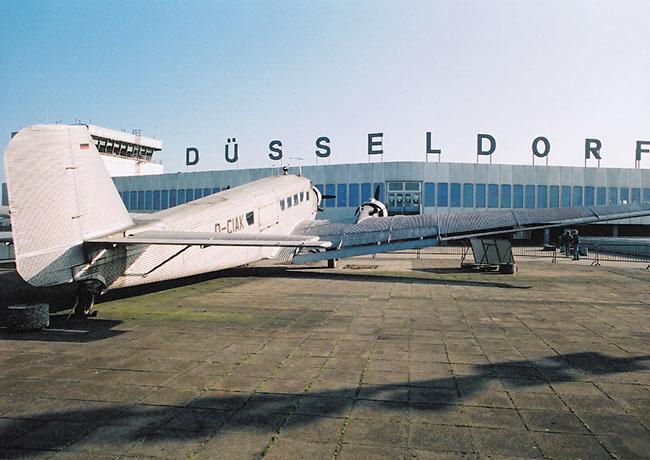 022. CASA 352 (D-CIAK) Besucherterrasse, Flughafen Düsseldorf, 1990