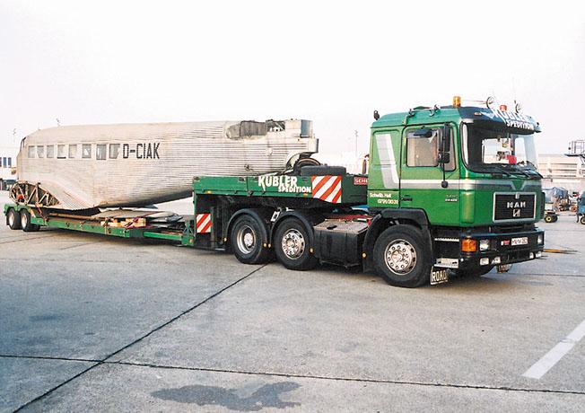 024. CASA 352 (D-CIAK) Transport des Flugzeugrumpfes in die Schweiz, 1991