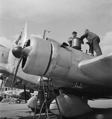 009. Schwedische Ju 52, Öl Service, Flugplatz Dübendorf, Foto: ETH Zürich