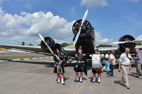 041. Ju 52 Crew mit Shottischer Band, Mainz/Frinthen Foto: VFL