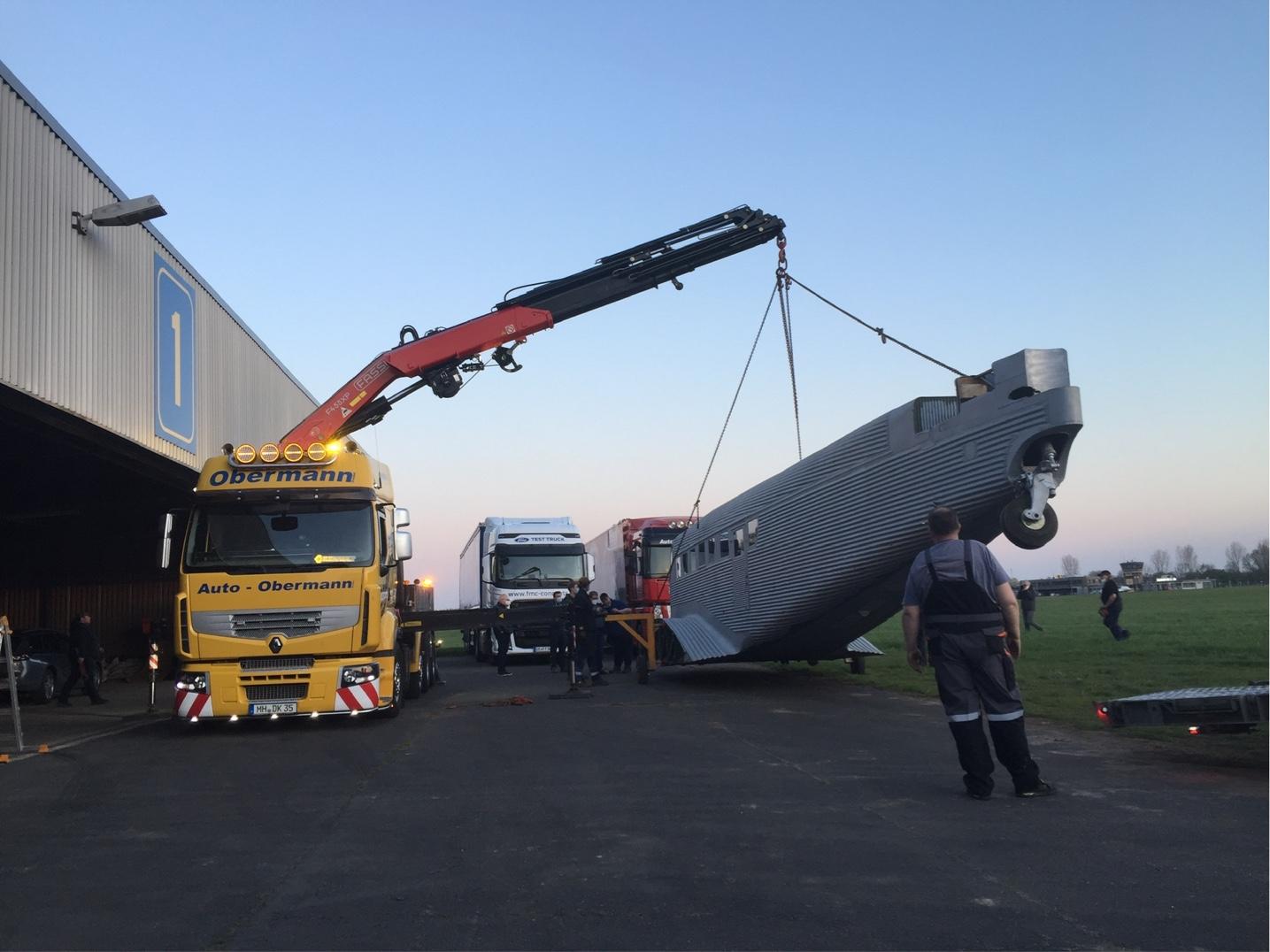AAC-1 Toucan in Mönchengladbach wird für den Weitertransport verladen 2019