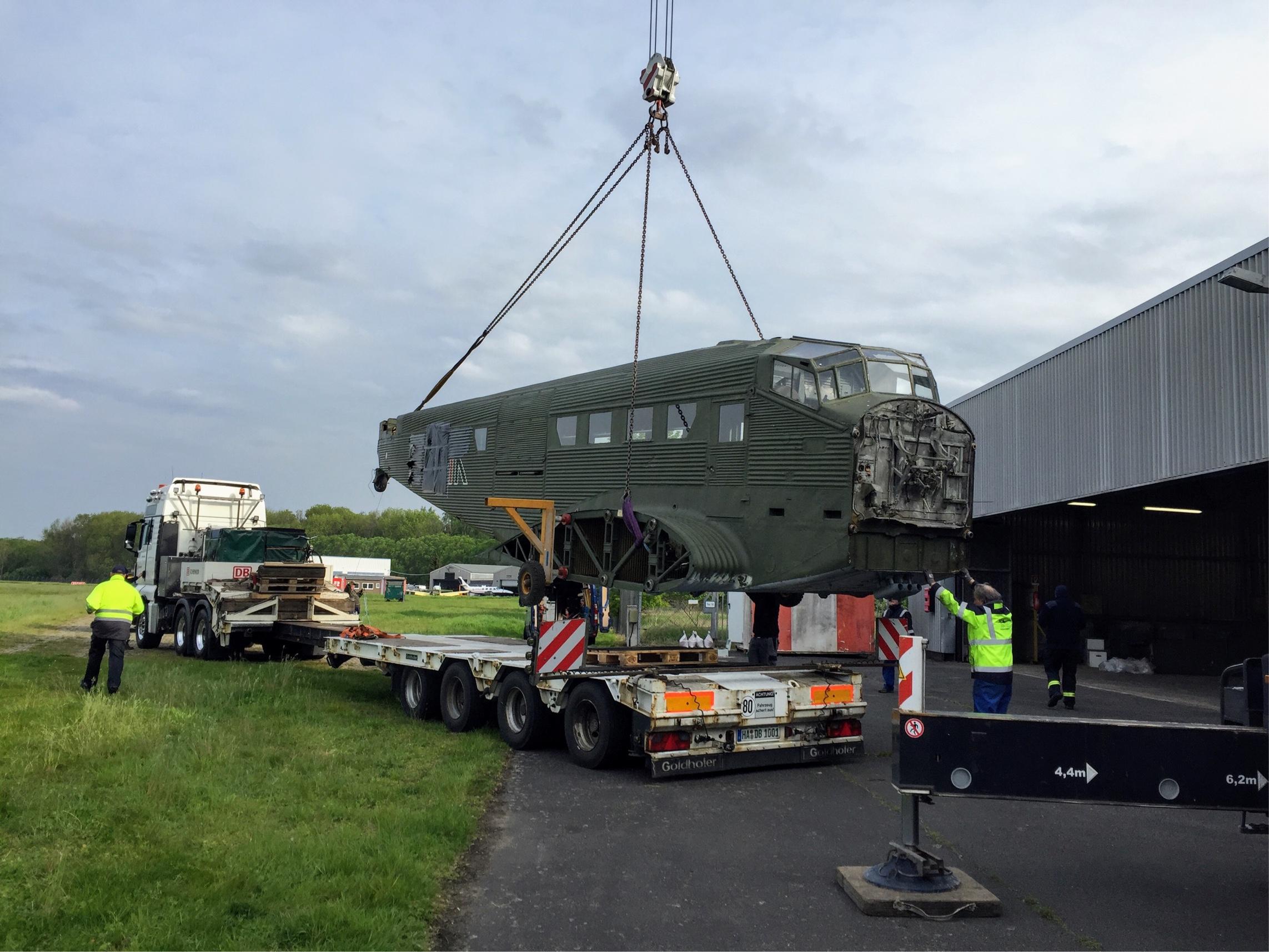 158. AAC-1 Toucan in Mönchengladbach wird für den Weitertransport verladen 2019